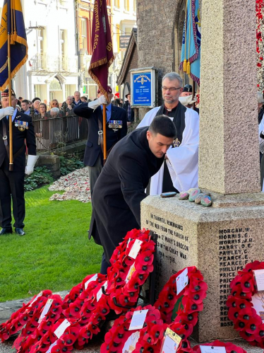 James Evans MS laying a wreath